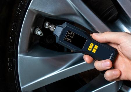 Цифровой программируемый манометр MICHELIN с фонариком, LCD дисплеем и клапаном спуска давления № 12294