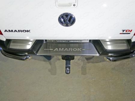 Накладки на наружный порог багажника (лист шлифованный надпись Amarok) для Volkswagen Amarok (2016-2021) № VWAMAR17-50