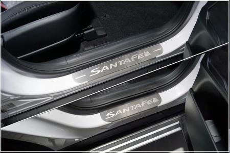 Накладки на пороги (лист шлифованный надпись Santa Fe) для Hyundai Santa Fe (2021-2023) 4 шт. № HYUNSF21-04